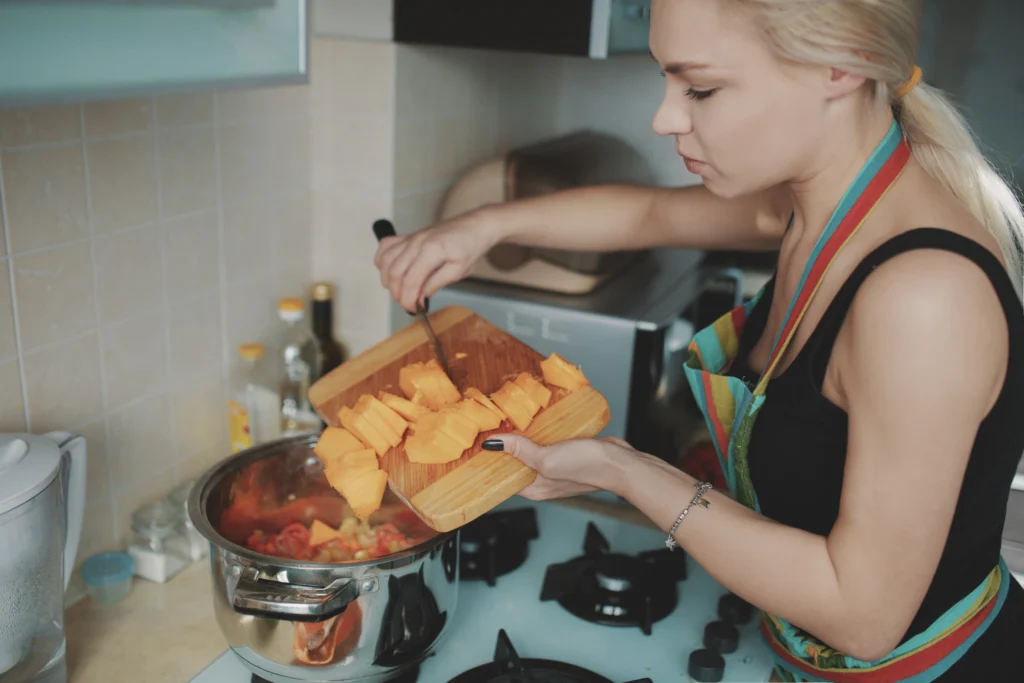 Aqui vamos revelar quais são os deslizes mais comuns na cozinha, explicar por que eles acontecem e como corrigir cada um de forma prática.